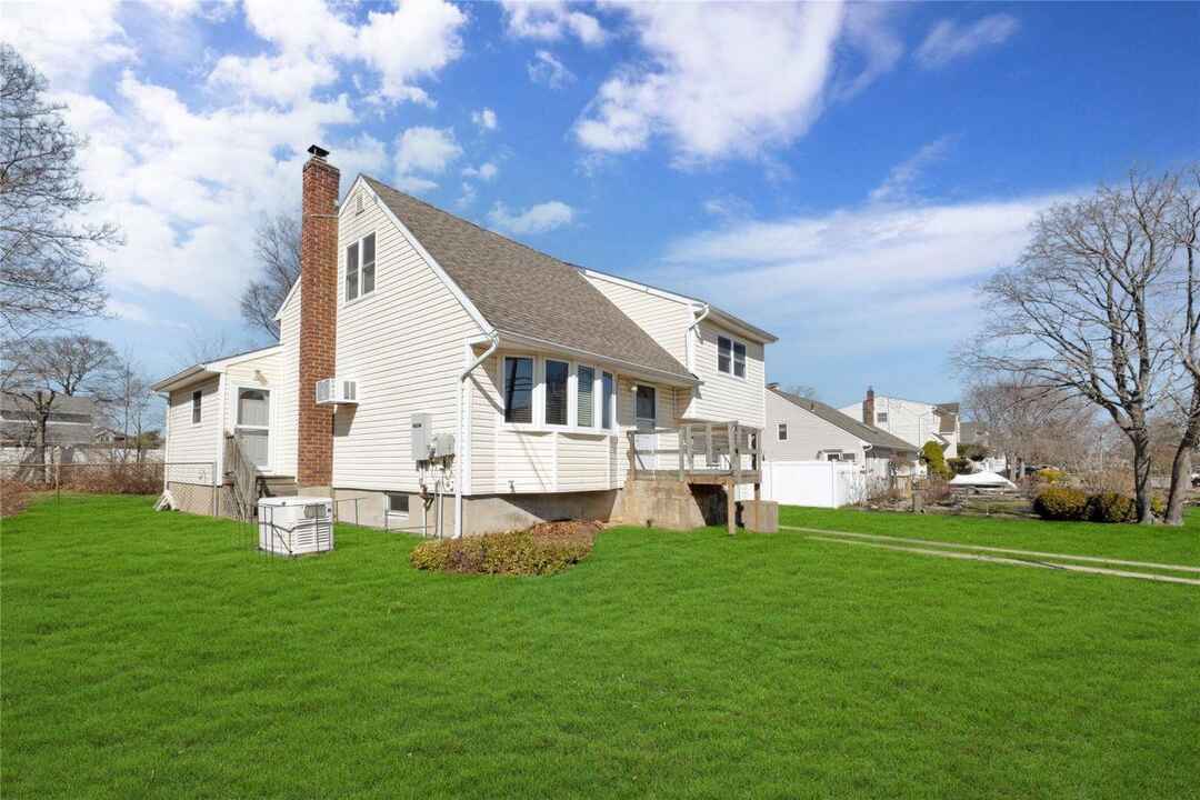 624 Peter Paul Drive, West Islip, NY 11795