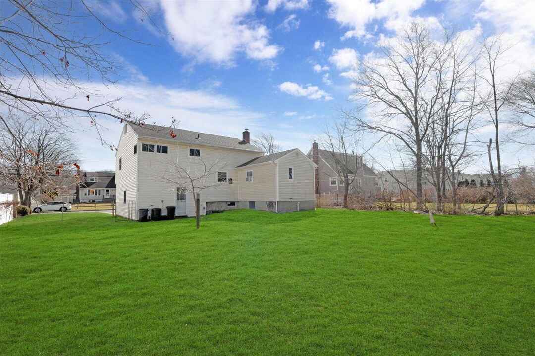 624 Peter Paul Drive, West Islip, NY 11795