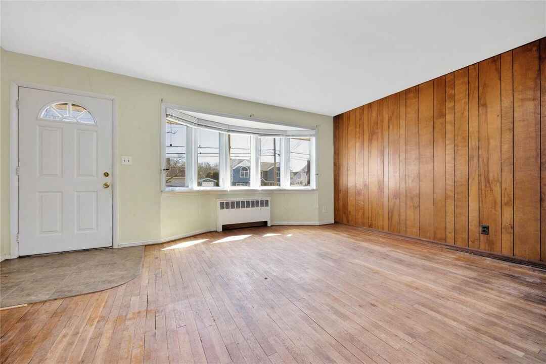 624 Peter Paul Drive, West Islip, NY 11795